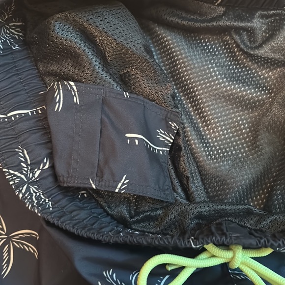 Old Navy Men’s XXLT Swim Trunks - Picture 5 of 7